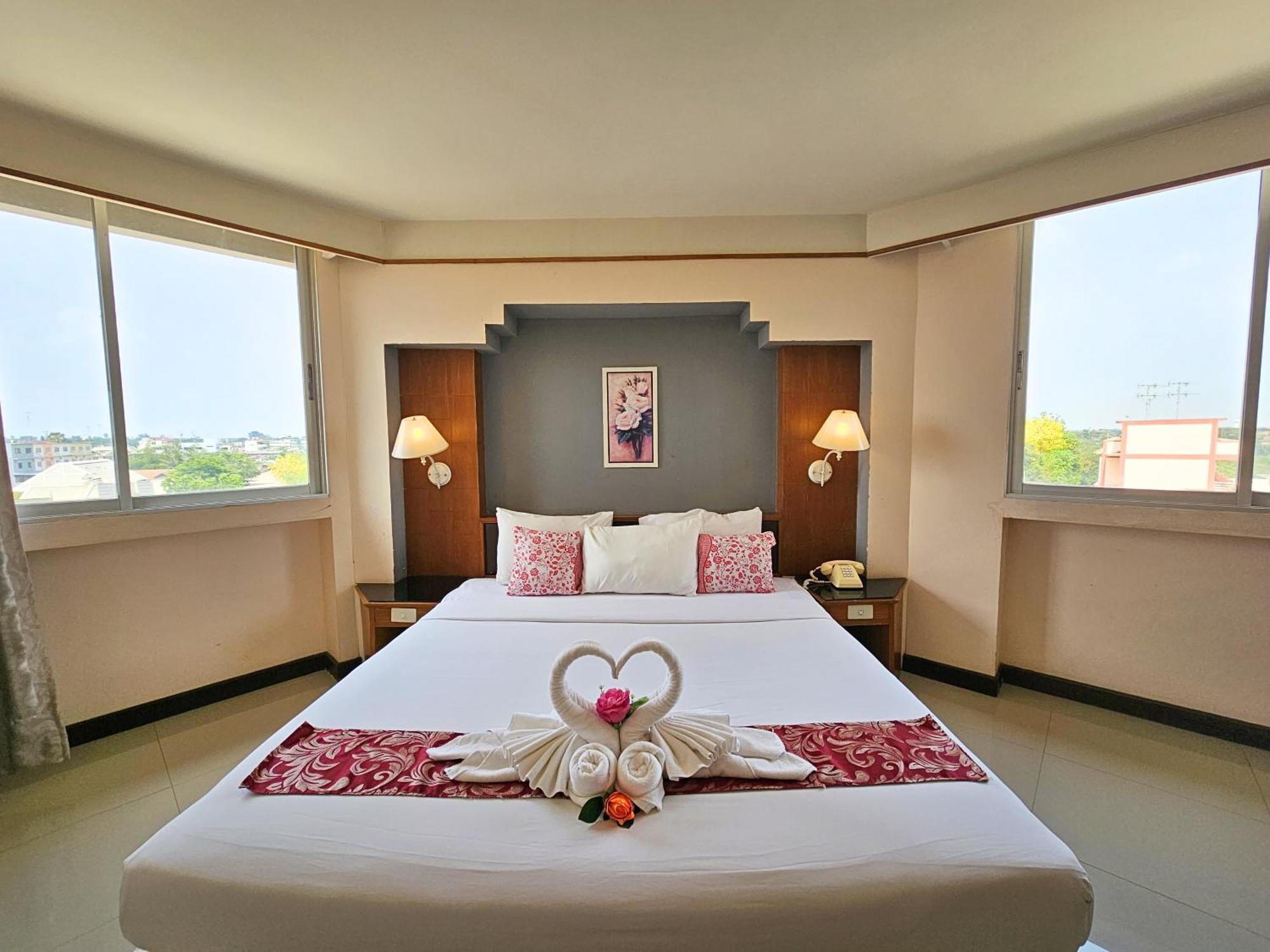 Hotel Songphanburi 3*